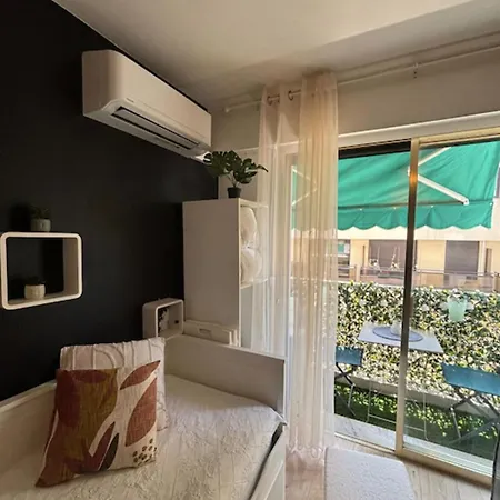 Charming For Two With Balcony In Lägenhet Antibes